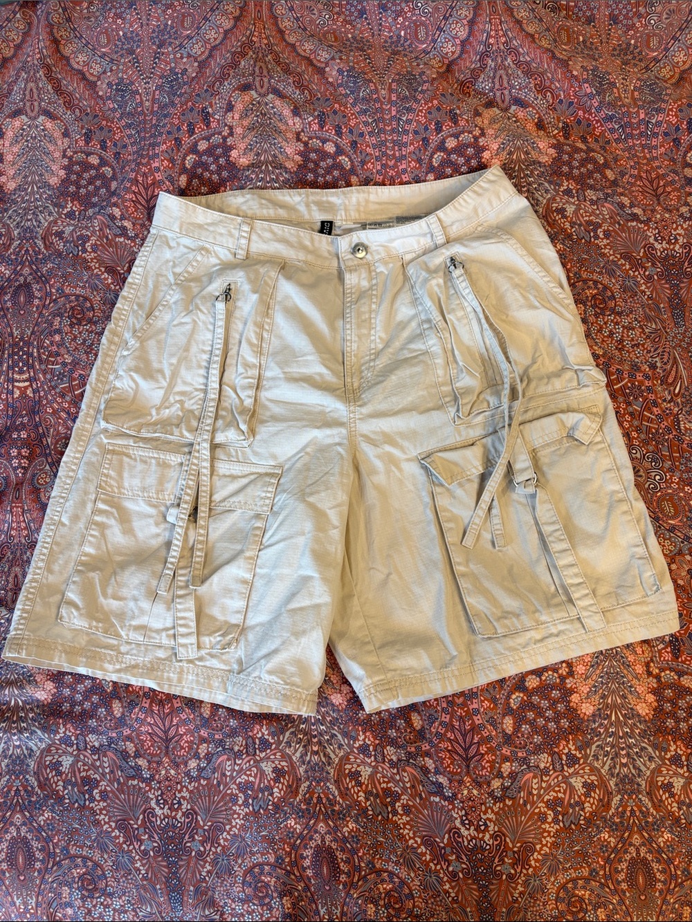 Divided by H&M Cargo Shorts Cream Color Leandra - Picture 2 of 9